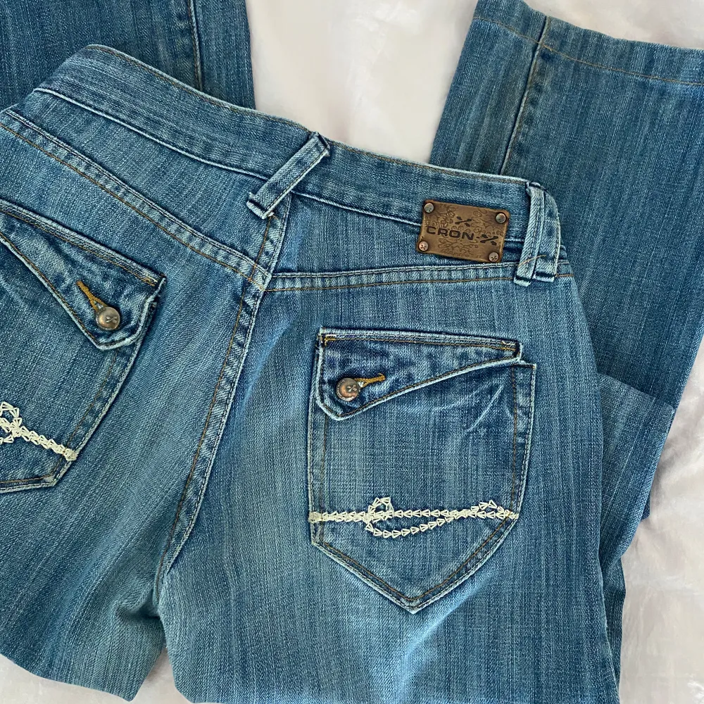 Säljer dessa super snygga lågmidjade jeansen då de är lite för långa. Skriv gärna om ni önskar fler bilder. . Jeans & Byxor.