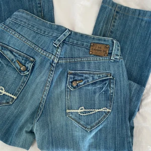 Low waist jeans - Säljer dessa super snygga lågmidjade jeansen då de är lite för långa. Skriv gärna om ni önskar fler bilder. 