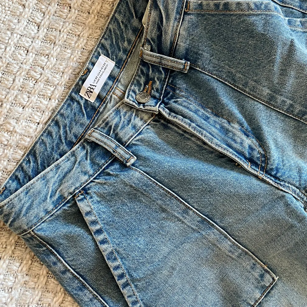 Cargo jeans från Zara, original pris var 60$ usd. Använt fåtal gånger och skicket är precis som nytt. Storlek är 32 och passar en xs/s eller storlek 25/26 i jeans. Möjligtvis storlek 27. Skicka meddelande vid frågor.. Jeans & Byxor.