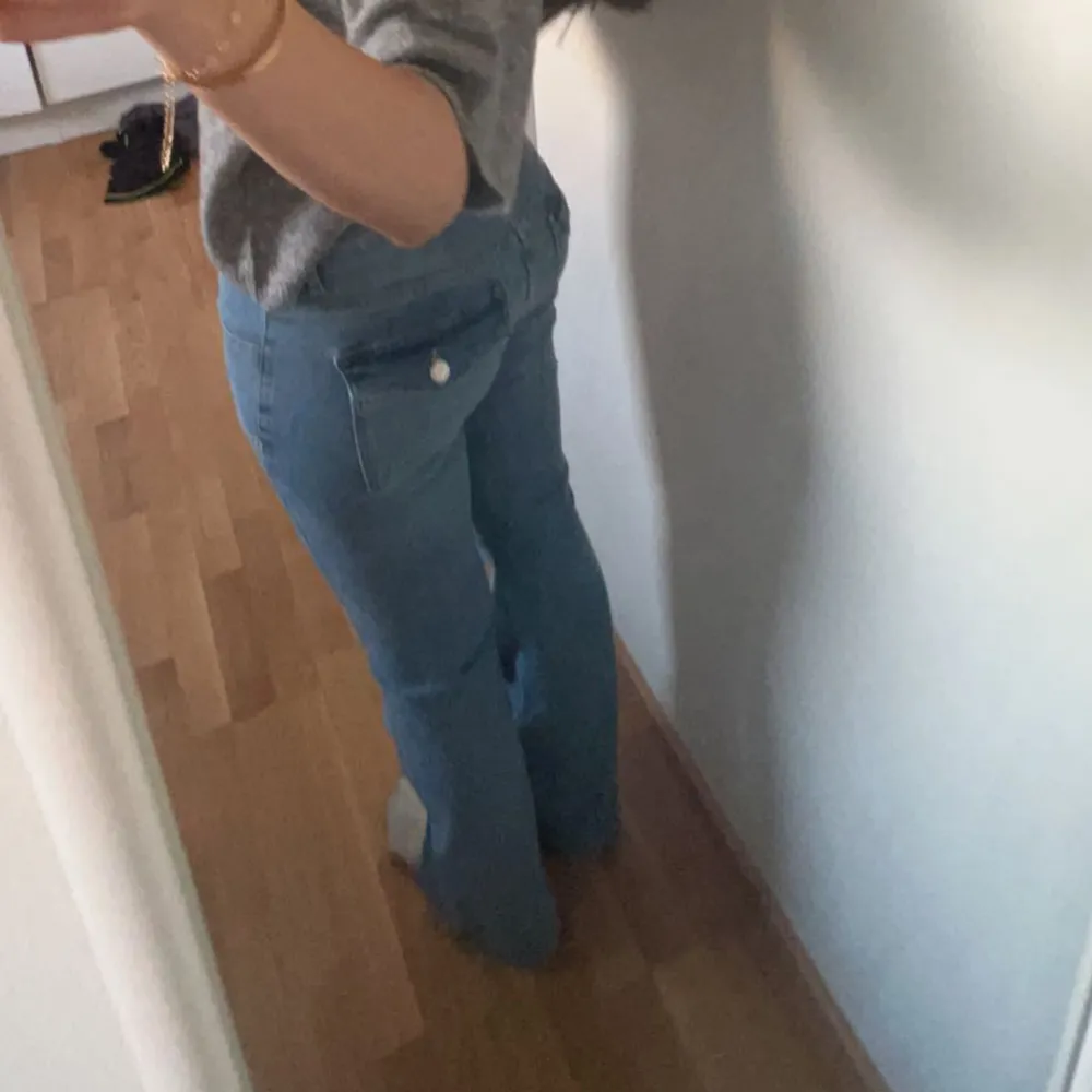 Säljer dessa ljusblåa jeans. Använda två gånger då jag tyckte de var för korta på mig som är 170, så passar någon som är kortare.. Jeans & Byxor.