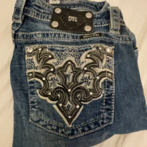 Missme jeans  - Lägg gärna prisförslag:) kontakta innan köp💕💕Gå in på kontot för flera missme jeans:) säljer dessa så otroligt vackra missme jeansen  Midja: 36cm Innerben:77cm Utsöm:106cm