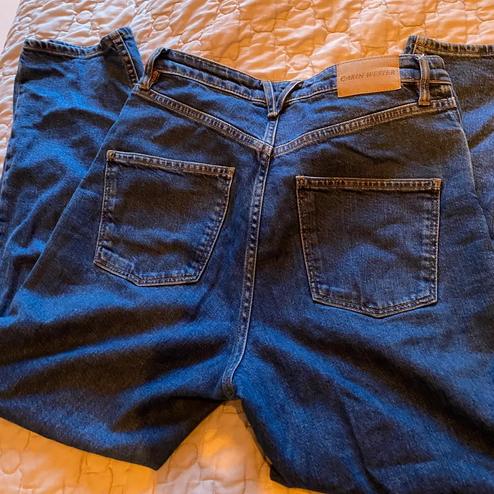 Helt nya Carin Wester jeans.  Storlek 40/M Kortare modell som slutar vid ankel  Supersköna och stretchiga!   Nypris 1200kr  Helt rökfritt och djurfritt hem. . Jeans & Byxor.