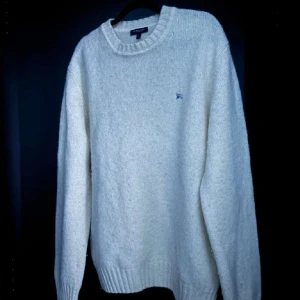 Burberry tröja  - Säljer nu den här feta burberry tröjan för endast 1099, köpt för 6 tusen i London. Skick 10/10 Tveka inte på att ställa frågor!