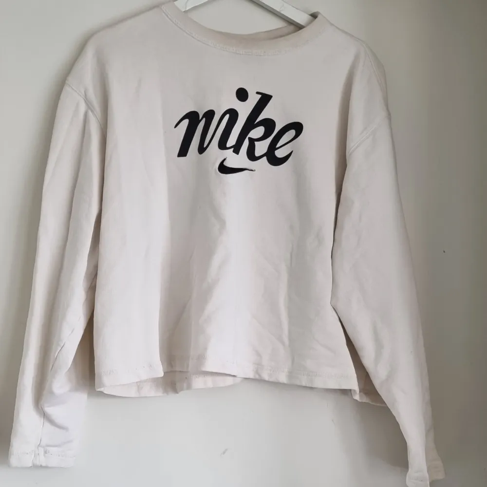 Nike sweatshirt, passar en M/L🩷 Har en liten fläck som syns på bild 3 samt 2 super små hål som knappt syns vid det svarta märket, syns också på bild 3. . Tröjor & Koftor.