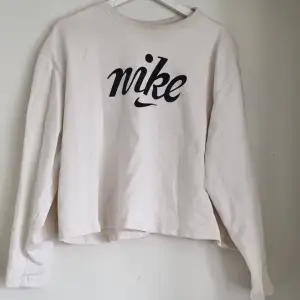 Nike sweatshirt, passar en M/L🩷 Har en liten fläck som syns på bild 3 samt 2 super små hål som knappt syns vid det svarta märket, syns också på bild 3. 