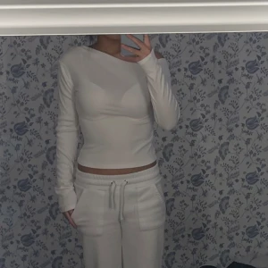 Vit långärmad topp - Ganska stretchiga passar S/M/L. Knappt använd 