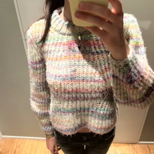 Multifärgad tröja - Så så fin tröja köpt på zalando förra sommaren! Lite nopprig men det är så lätt att ta bort🫶