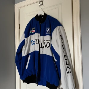 Sportig jacka!  - Volvo jacka i strl xxl! Använd 2 ggr av mig, köpt begagnad! Är i väldigt bra skick!  