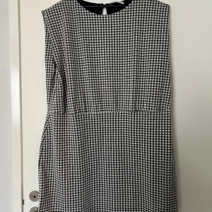 Klänning  - Superfin klänning jag köpt på Sellpy men aldrig fått användning för! Lite 60-tals vibes, älskar 👌🏼