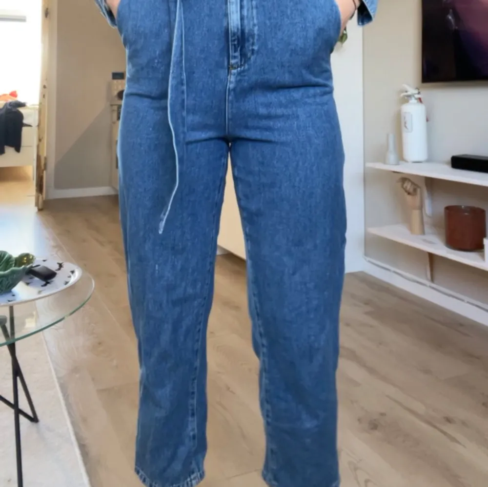 Denim jumpsuit från NA-KD. Jeans & Byxor.