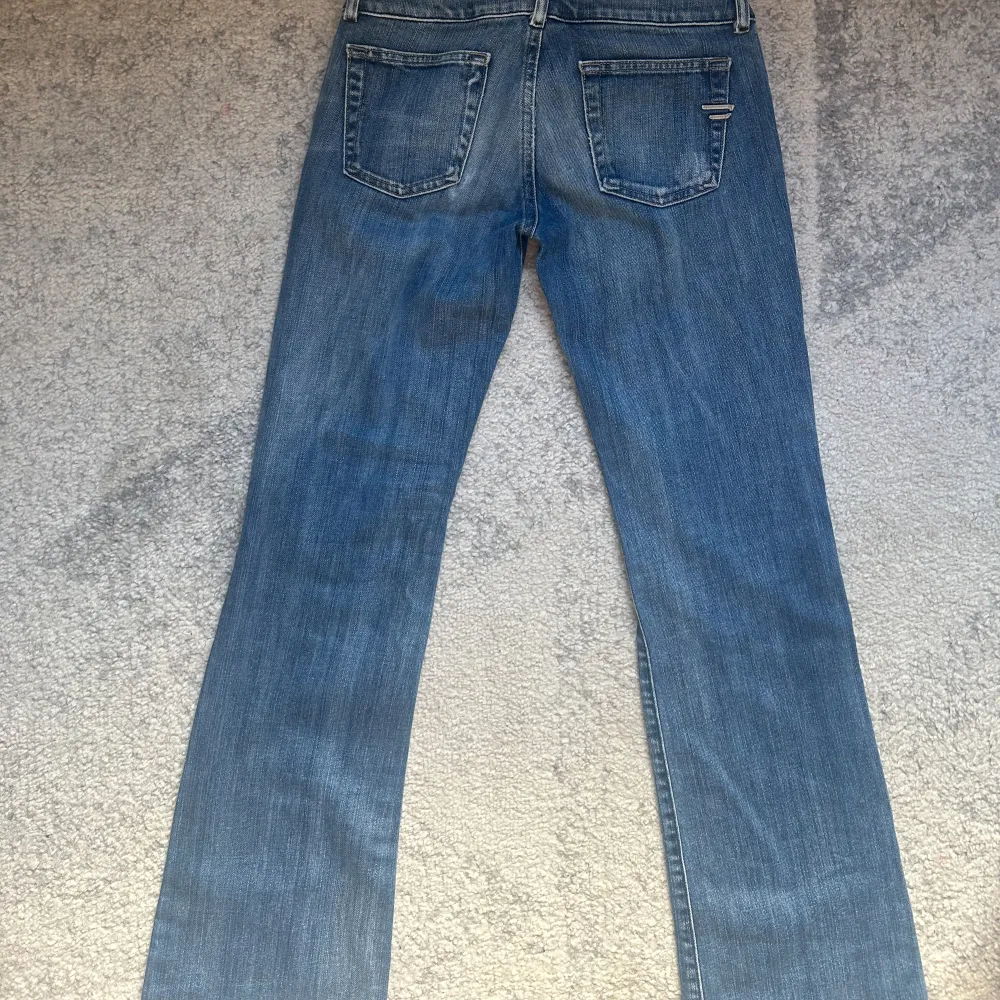 Världens snyggaste Diesel jeans 💋 Mått:  Midja 35cm   Ytterben  99cm, Innerben 79cm  Bredd längst ned 22cm  Hör av dig om du har frågor 💞. Jeans & Byxor.