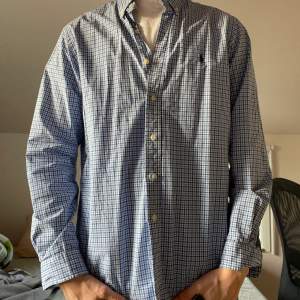 Säljer denna as feta Ralph Lauren skjortan i size L, riktigt bra skick inga defekter. Nypris: 999kr. Mitt pris: 250kr. Priset kan sänkas vid snabb affär.