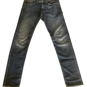 Tiger of Sweden Rex jeans, nyskick nästan aldrig använda. Storlek 30/32, Hör av er vid funderingar!