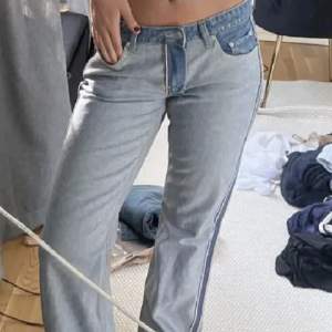 Jättesnygga jeans från weekday storlek 27 men är tyvärr för stora för mig. 350kr💕💕