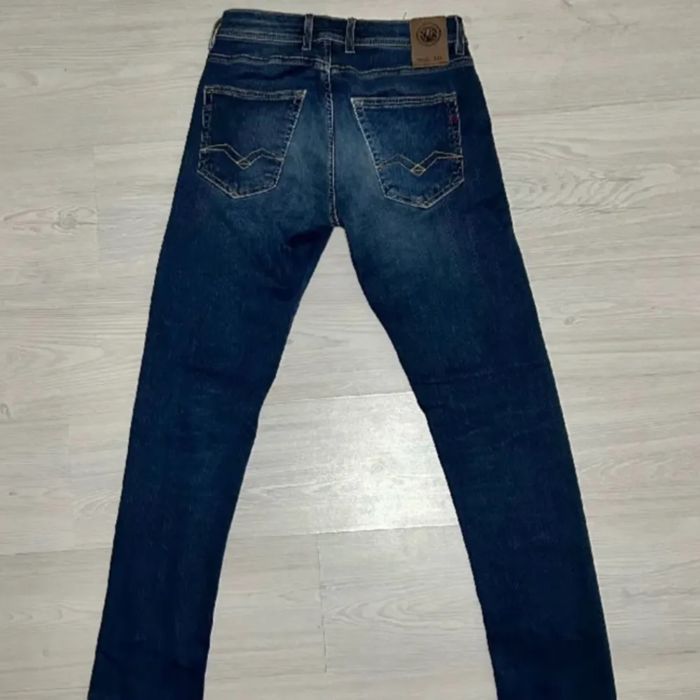 Ett par rätt så nya replay jeans i stl w28 l34 men kan passa lite större eftersom det är en hyperflex model dem passar på nästan allt perfekt till sommarn. Säljer dem eftersom dem för stora för mig.. Jeans & Byxor.
