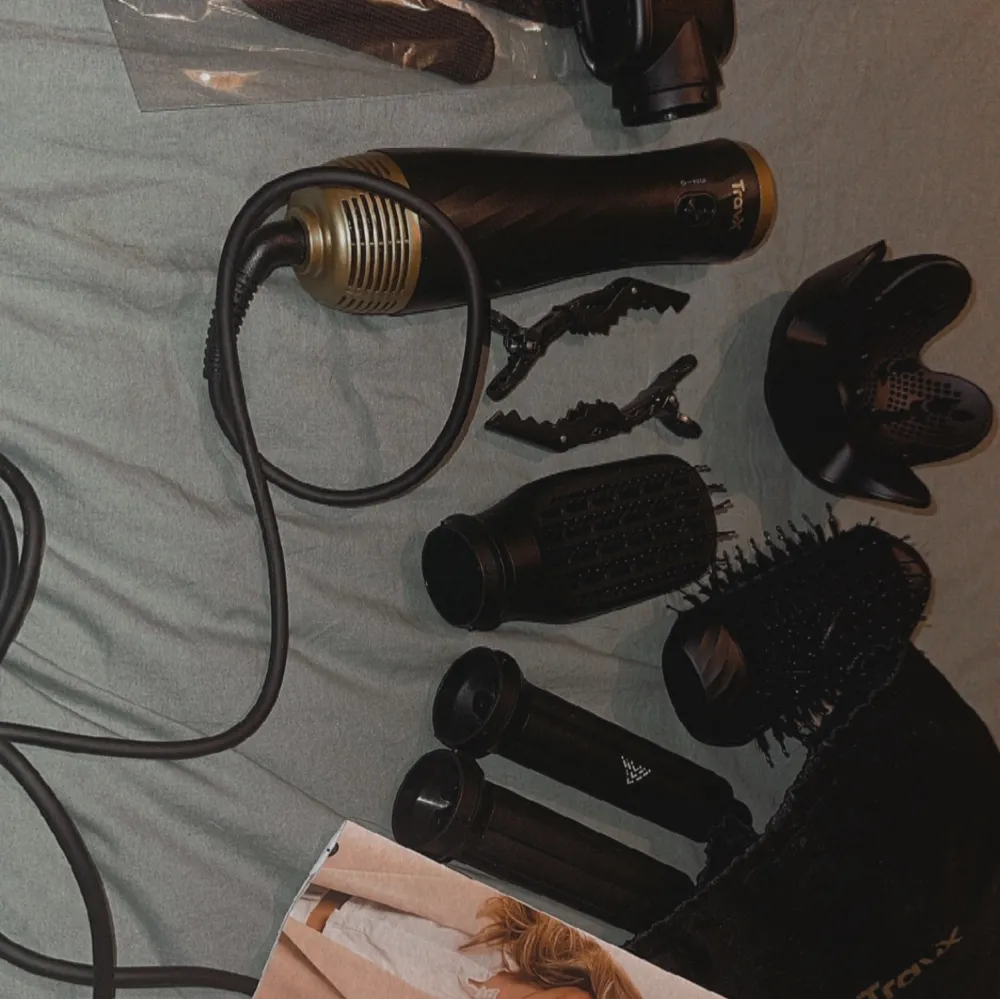 6 i 1 Airstyler locktång set från TravX Endast testad och fungerar suveränt tycker jag 😃  Jag är inte behov av detta set och säljer det vidare till den som tycker om att styla om håret 😍🥰 köpte min för 1285 kronor men säljer detta set för 300 kronor.. Accessoarer.