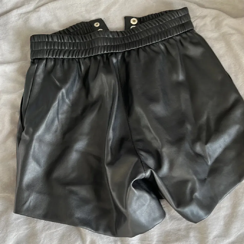 Säljer dessa trendiga skinn shorts från bikbok som är sjukt snygga! Säljer då de ej kommer till så mycket användning, nypris:400kr. Shorts.