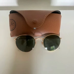 Rayban solglasögon - Säljer dessa Raybans som jag knappt använt. De är två små märken på ena ögat som man ser på sista bilden men inget man tänker på. Nypris 1300kr