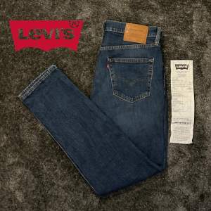 Ett par helt nya Levis jeans i modell 511 (slim fit), Aldrig använda så skicket är 10/10.  Nypris: 1099! Kvitto finns! Kontakta för fler bilder eller vid några funderingar.