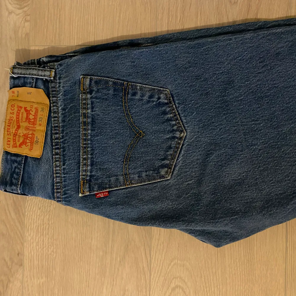 Levis 501 jeans🫶🏻 En liten fläck på ena låret (se bild) annars fint skick🤩 w33 L36 men avklippta så skulle säga mer 30/32 i längd. Jag har vanligtvis 27 i midjan och dom är bara lite stora för mig så är nog mer runt 29 än 33🥰. Jeans & Byxor.