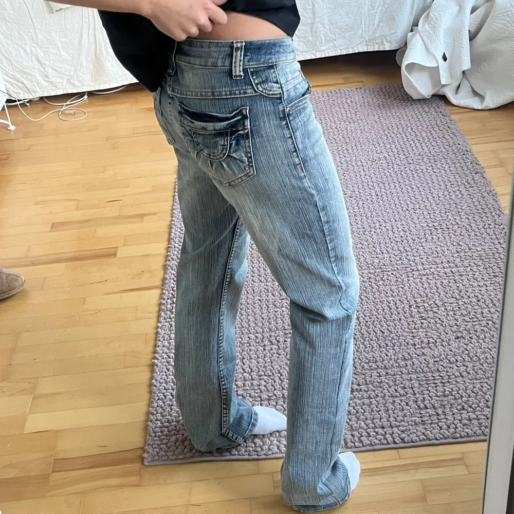 Coola jeans men coola detaljer bak!! Väldigt långa på mig som är runt 160! Vintage men från ett märke som heter yessica by C&A Midjemått - 74 cm  Innerbenslängden- 85 cm. Jeans & Byxor.