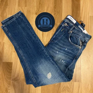 Replay Jeans - Hej, säljer nu dessa snygga Replay Jeans, skick 10/10, använd 3 gånger, du får med alla tags, köpt för ca 1500kr säljer för endast 799kr, vid frågor eller funderingar skicka Pm // Mvh HamWear