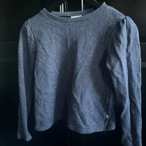 Tröja - Mörkblå guldglittrande tjocktröja.