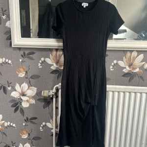 Klänning - Super fin klänning med slits.  