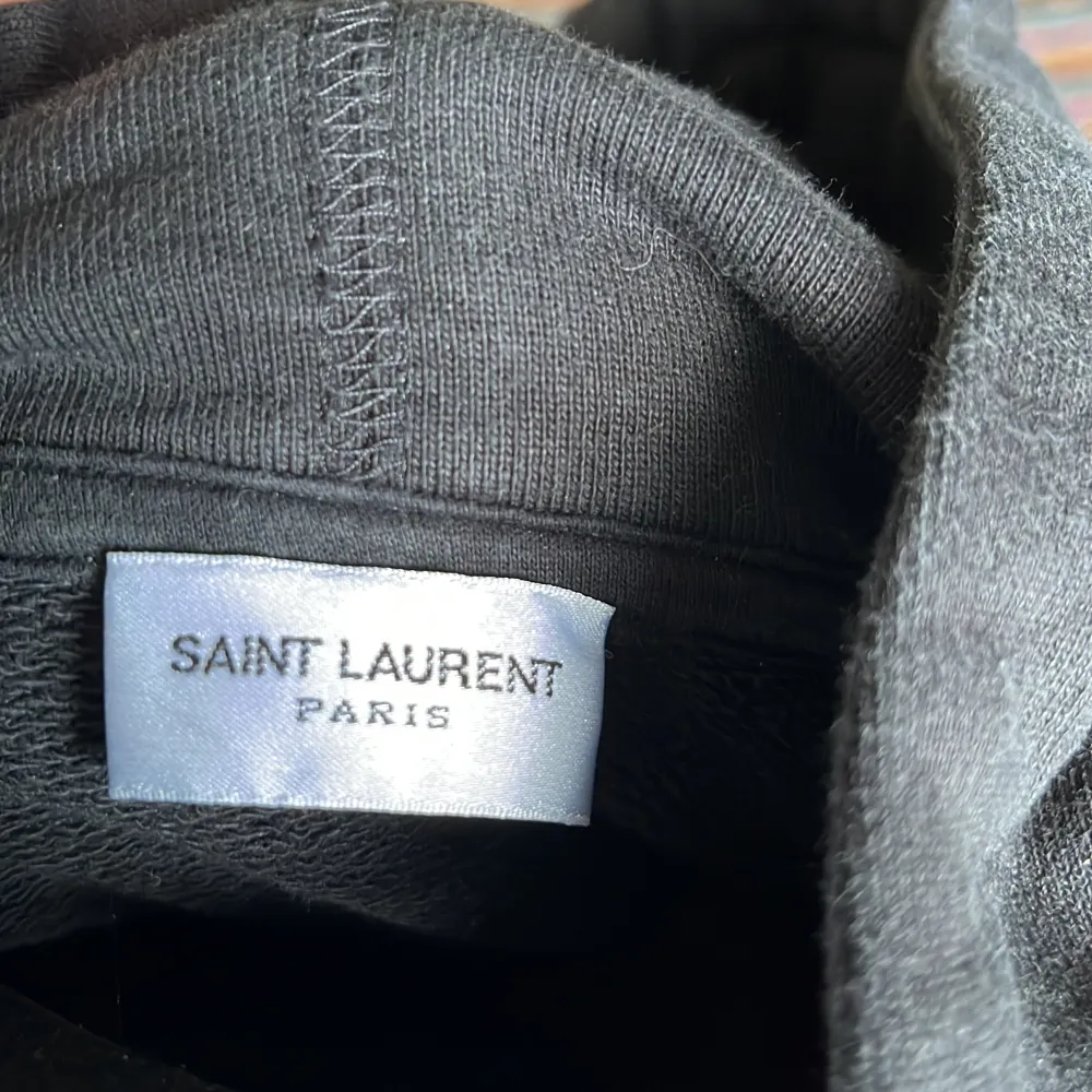 Tja! Säljer denna svarta Saint Laurent hoodie i perfekt skick! Nypris ligger runt 7000-8000kr!. Hoodies.