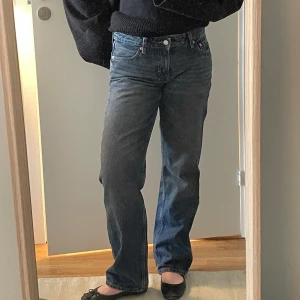 Low waist jeans - Säljer nu mina lågmidjade jeans från Weekday i modellen Arrow. Mörkare tvätt, kommer tyvärr inte ihåg namnet på färgen. Storlek W28/L32. Använda ett fåtal gånger.