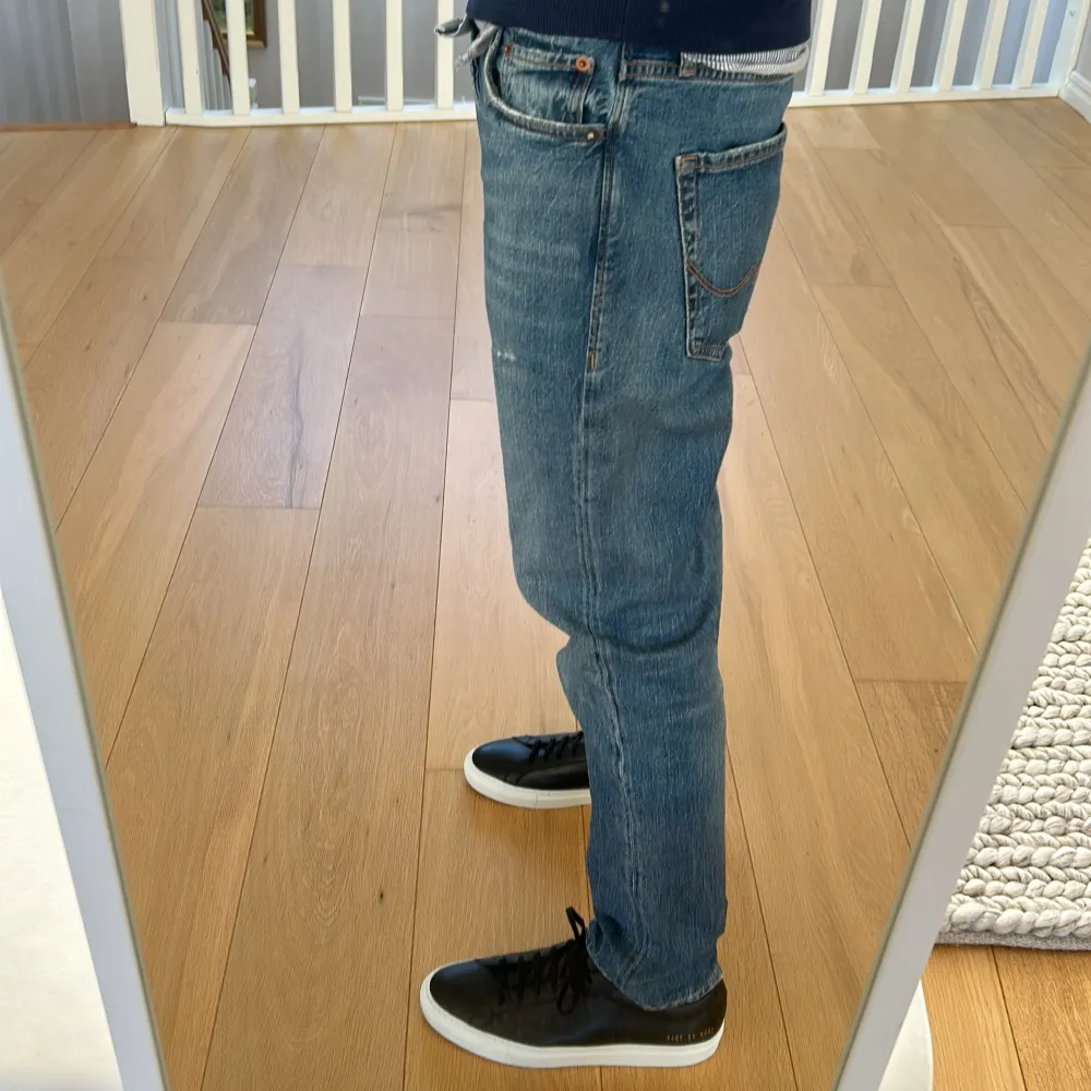 Hej!! Jag säljer ett par denimblåa Jack & Jones jeans, som är i modellen comfort/mike. Nypriset på byxorna är 900 kr Skick: 7/10 Om du undrar över något är de bara å höra av sig!!. Jeans & Byxor.