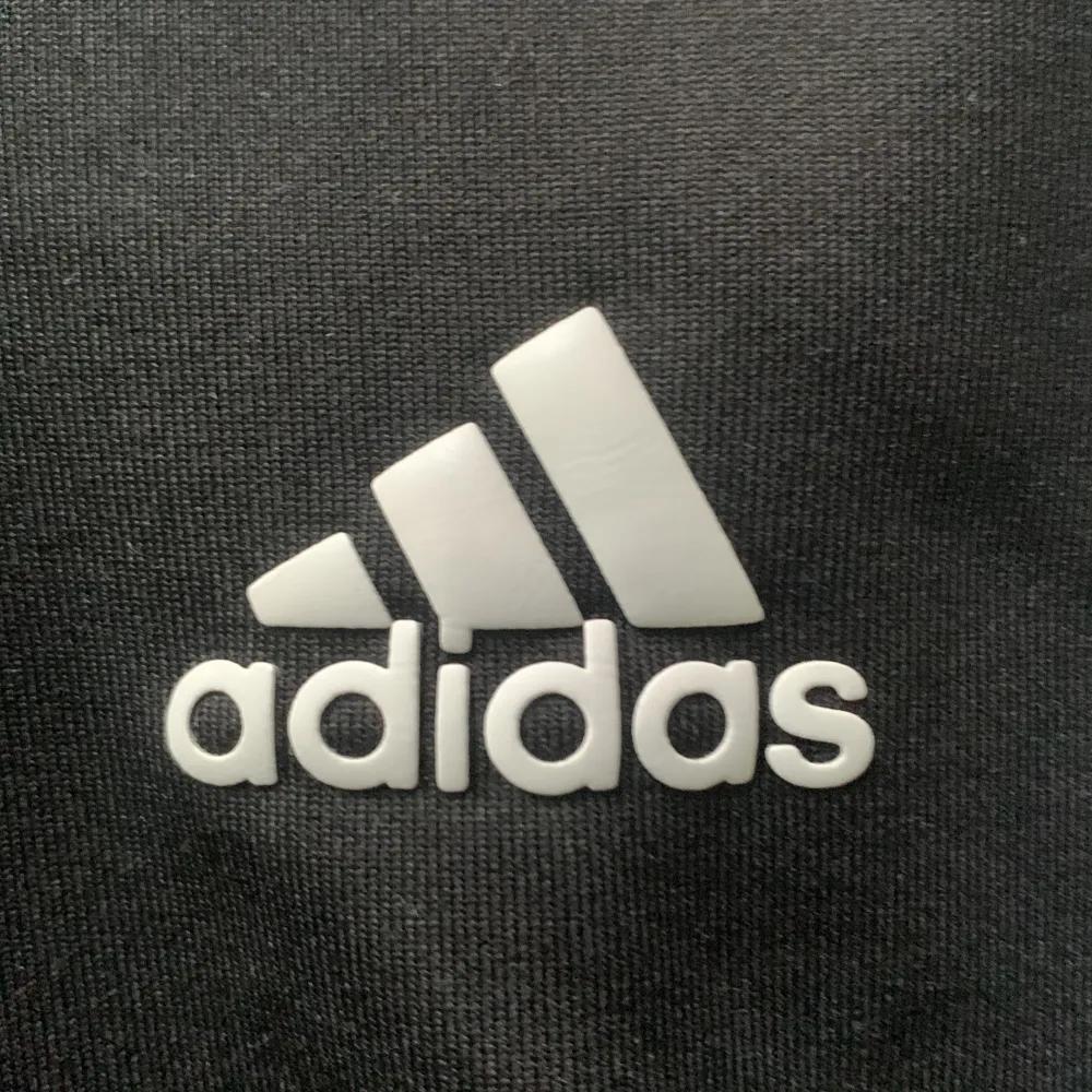 Säljer mina Adidasbyxor byxor då de är för små, ge gärna prisförslag . Sport & träning.