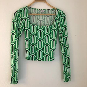 Festtopp - Långärmad topp med SÅ FIN urringning från AMISU. Tyvärr kommer den aldrig till användning, använd 1 gång. 