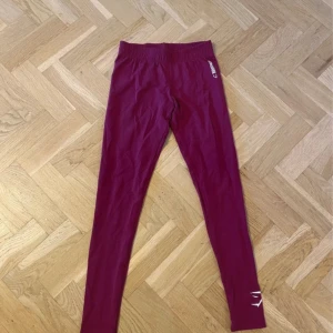 Gymshark tights  -  Röda träningstights från gymshark använda ett fåtal gånger