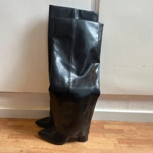 Boots - Intressekoll på mina foldover boots i skin imitation. Skorna är köpta second hand men personen innan hade köpt dessa utomlands. Jag skulle beskriva skorna som i mycket bra skick då de knappt verkar ha använts🫶