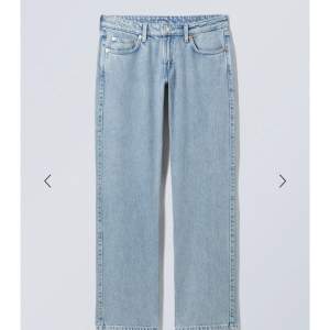 Ett par lågmidjade jeans ifrån Weekday. Köpta längesedan och är knappt använd! 