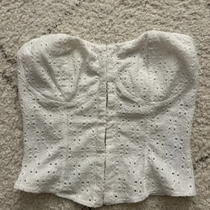 Vit tubtopp - Säljer denna sjukt snygga tubtoppen från hm som är perfekt nu till sommaren😊☀️. Den är slutsåld och borta från deras sortiment. Priset går att diskuteras