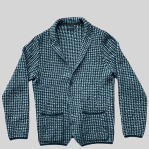 Massimo dutti Stickad overshirt  - Säljer denna snygga stickade overshirten från Massimo dutti. Passar perfekt nu till våren. Modellen på overshirten finns inte längre. Priset kan diskuteras vid behov. Och om du har någon fråga om bilder och funderingar är det bara att höra av dig 📩📩📩