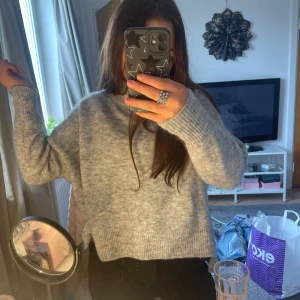 Stickad tröja från HM  - Pris kan självklart diskuteras! Säljer en skit snygg stickad tröja med en slitts! Har två styckna liknande som denna jag kan inte ha tre likadana haha
