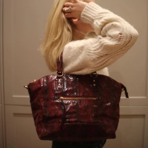 Rödväska - Väska nummer 014 större väska perfekt för skolan och andra ärenden!