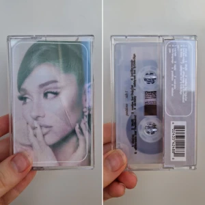 Ariana Grande - Positions (frosted) - Ariana Grande - Positions casette (frosted) Rare. Öppnad, men oanvänd.  Anmärkning: spricka i fodralet. Var så när jag fick varan till mig.  OBS! Kommer packa så gott jag kan, men vill uppmärksamma att det ändå kan uppstå fler sprickor under frakten.