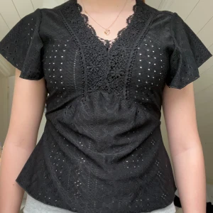 Svart blus - Jätte söt svart blus som inte kommer till användning då den är för kort🩷