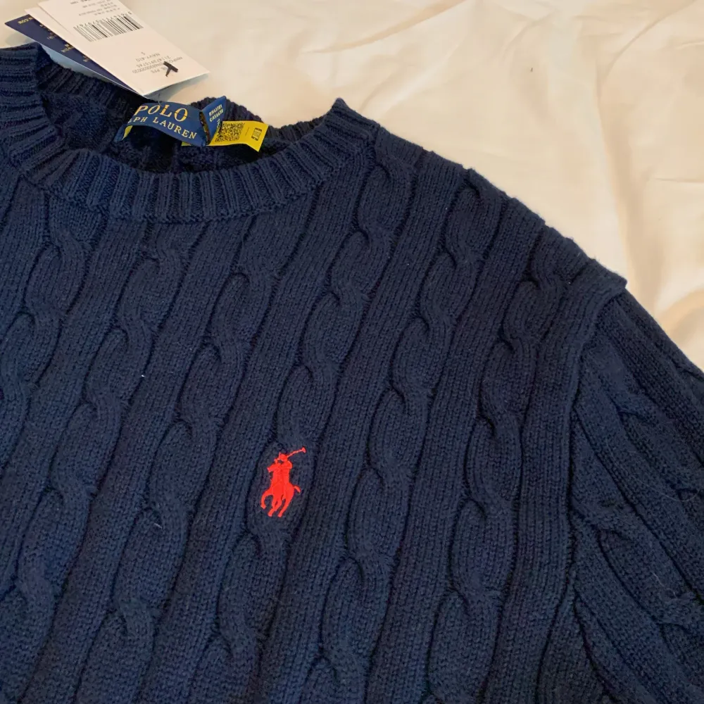 En riktigt fet Ralph Lauren kabelstickad tröja i färgen mörkblå. Den är i 10/10 skick, pris kan diskuteras vid snabb och smidig affär 😎😎 ställ frågor i dm 😊😊. Stickat.
