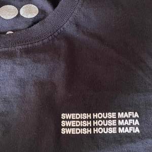 Fet merch från Swedish house mafia  från en av deras turnéer! St S men passar även M! Riktigt rare! Hör av dig vid ytterligare frågor! Mvh Henry 