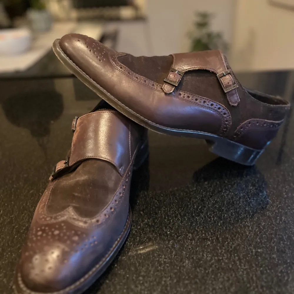 Boss COLBY MONK tillverkade i Italien i blandning av brunn skinn och mocka. Fantastiskt sköna skor, sparsamt använda. Modellnummer 20659088.  Storleken är 7 1/2 vilket motsvara 41 1/2 men kan även användas av dem som har storlek 42.  Innermått 28,2 c. Skor.