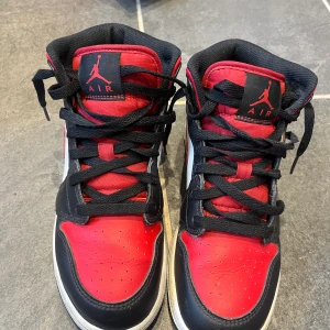 Jordens 1 mid junior  - Skorna är i bra skick lite skavanker här och var, jag upplever att skorna är små i stl så skulle säga att dem är 37-37,5. Skorna är från JD sports från barn avdelningen.