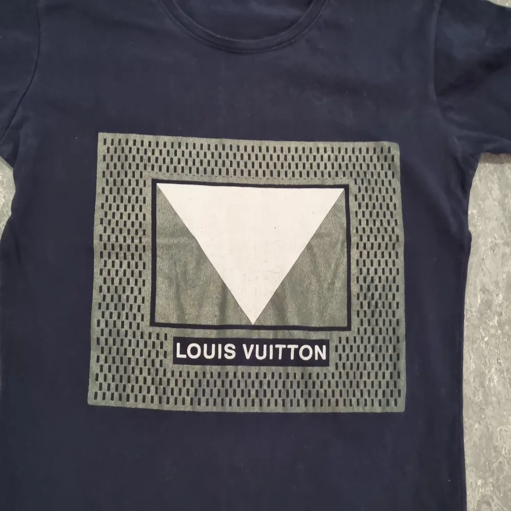 Snygg Blå T-shirt strl M Louis Vuitton (fake) Den är i bra beg skick . T-shirts.