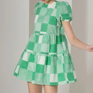 Rutig balongärmad klänning - Kort grön rutig klänning med jättefina ballong ärmar och rosett på ryggen.   Nypris runt 350-300 kr  Storlek S men passar mig som är en M/L  Bilderna 1-3 är från hemsidan och sen mina egna bilder på klänningen 4 & 5