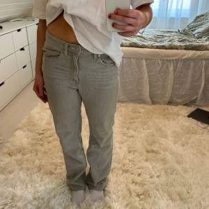 Ljusgrå jeans från Weekday i storlek 27/30🤗 Pris: 180kr köpare står för frakt❤️‍🔥