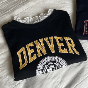 College T-Shirt - T-shirt med college passform med vit spets runt halsen (kan vikas ner om man föredrar det). Köpt i Japan från märket Ingni, passar storlek XS-S möjligen mindre M. Nästan aldrig använd, som ny! Säljer en till i marinblått (: